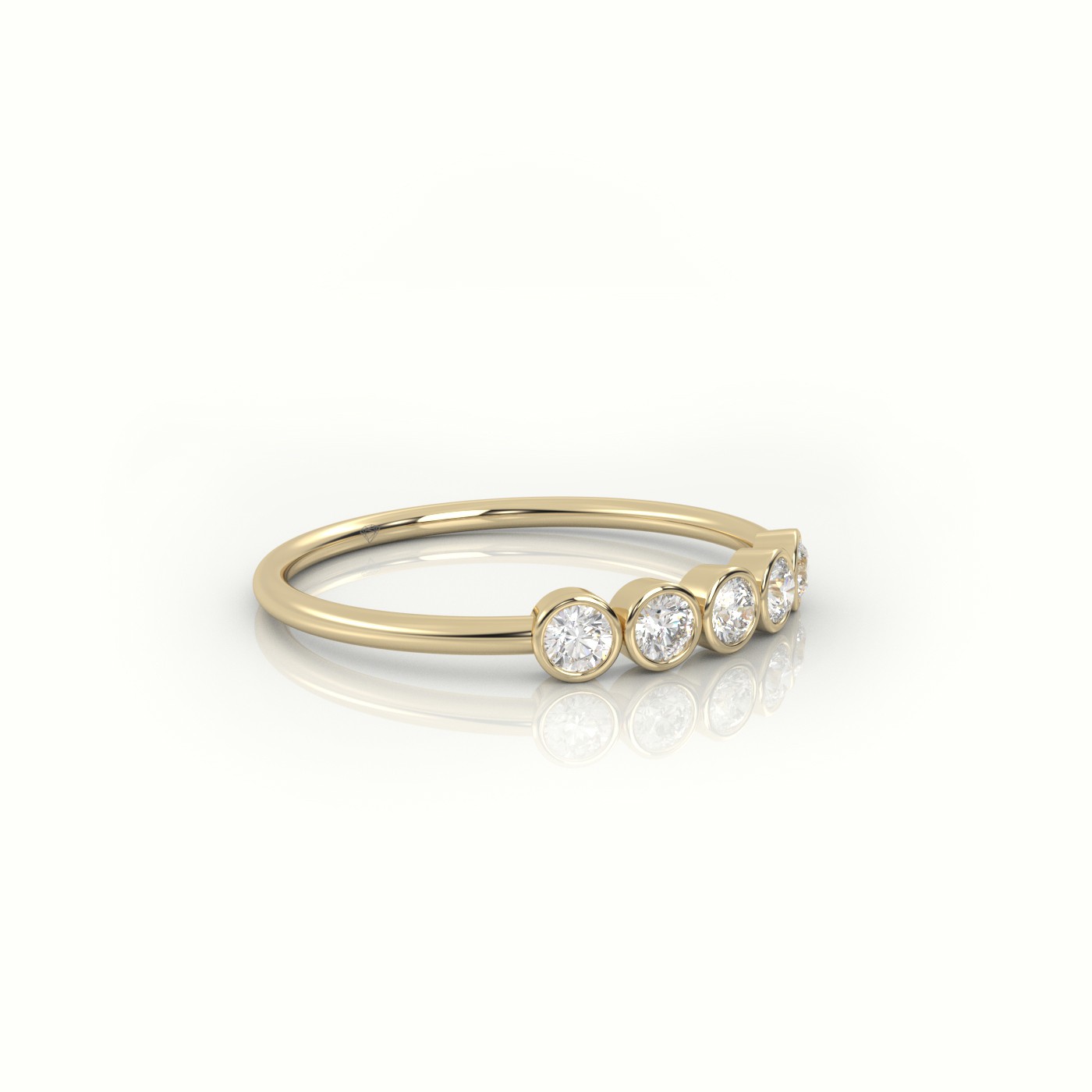 18k yellow gold  round cut diamond bezel setting designer ring Photos & images